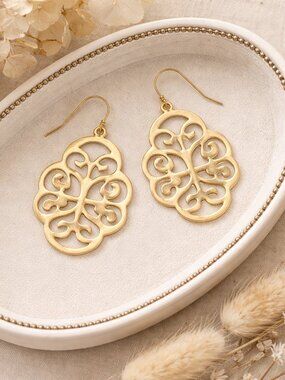 Versatile! Susan Shaw Gold Filigree Cut-Out Dangle Earrings — Statement Detail